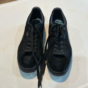 Puma suede Classic Black.
